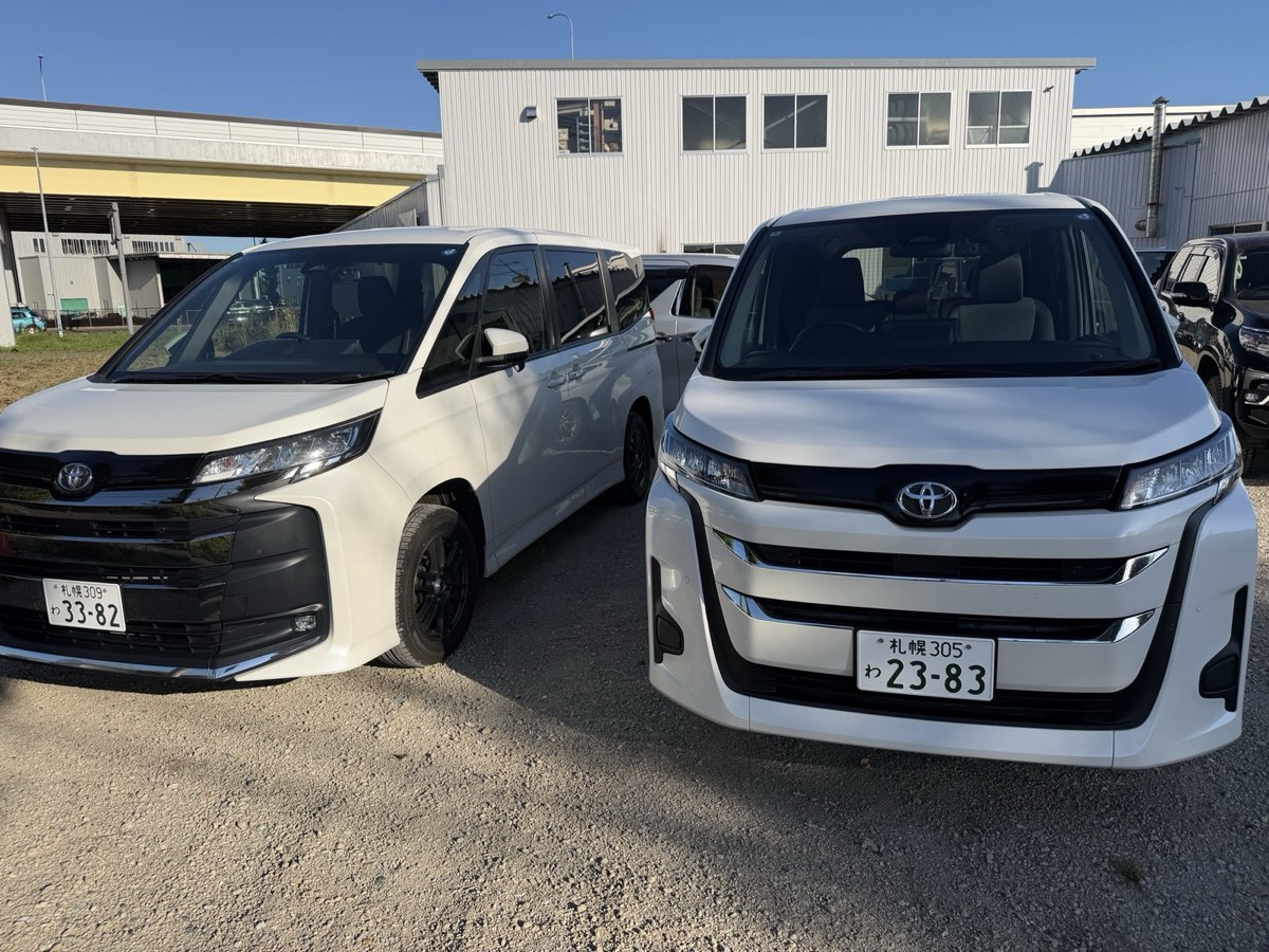 出発を待つ札幌ナンバーのミニバン